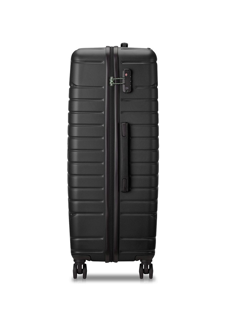 Maleta rígida negra con textura de surcos verticales, un mango lateral y una cerradura de combinación; montada sobre cuatro ruedas para mayor movilidad.
