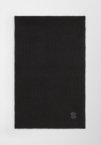 Sciarpa nera lavorata a maglia con un motivo ribbed testurizzato e un piccolo accento logo scuro nell'angolo in basso a destra.