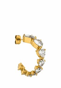 Goldener Creolenohrring mit herzförmigen klaren Kristallen, die in der Größe variieren, mit einer eleganten, polierten Oberfläche und einem sicheren Steckverschluss.