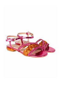 Design di sandali con cinturini in pelle rosa e accenti intrecciati arancioni. Presentano un tacco piatto con una fibbia dorata e uno stile aperto sulla punta.
