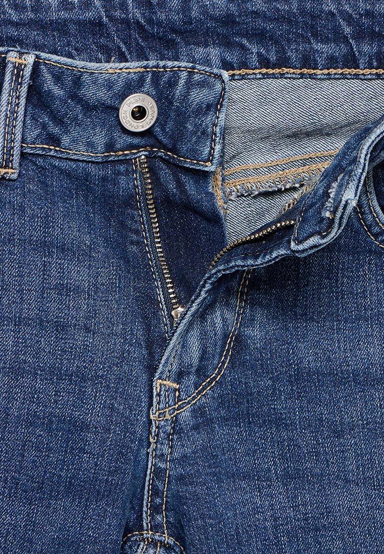 Dunkelblaue Denim-Jeans mit einem Metallknopfverschluss, sichtbarem Reißverschluss und kontrastierender Naht. Nahaufnahme des Taillenbundes und des Taschenbereichs.