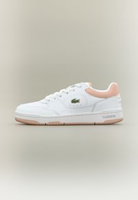 Weiße Ledersneaker mit pinken Akzenten, flachen Schnürsenkeln, perforiertem Zehenbereich, grünem Logo an der Seite und einer Gummisohle mit strukturiertem Muster.