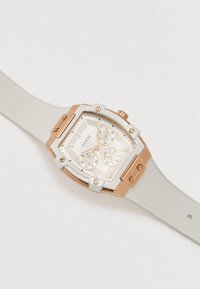 Quartzhorloge met een zilverkleurige wijzerplaat, roségouden accenten, een wit hexagonaal kastje en een lichtgrijze siliconen band met een gestructureerd patroon.