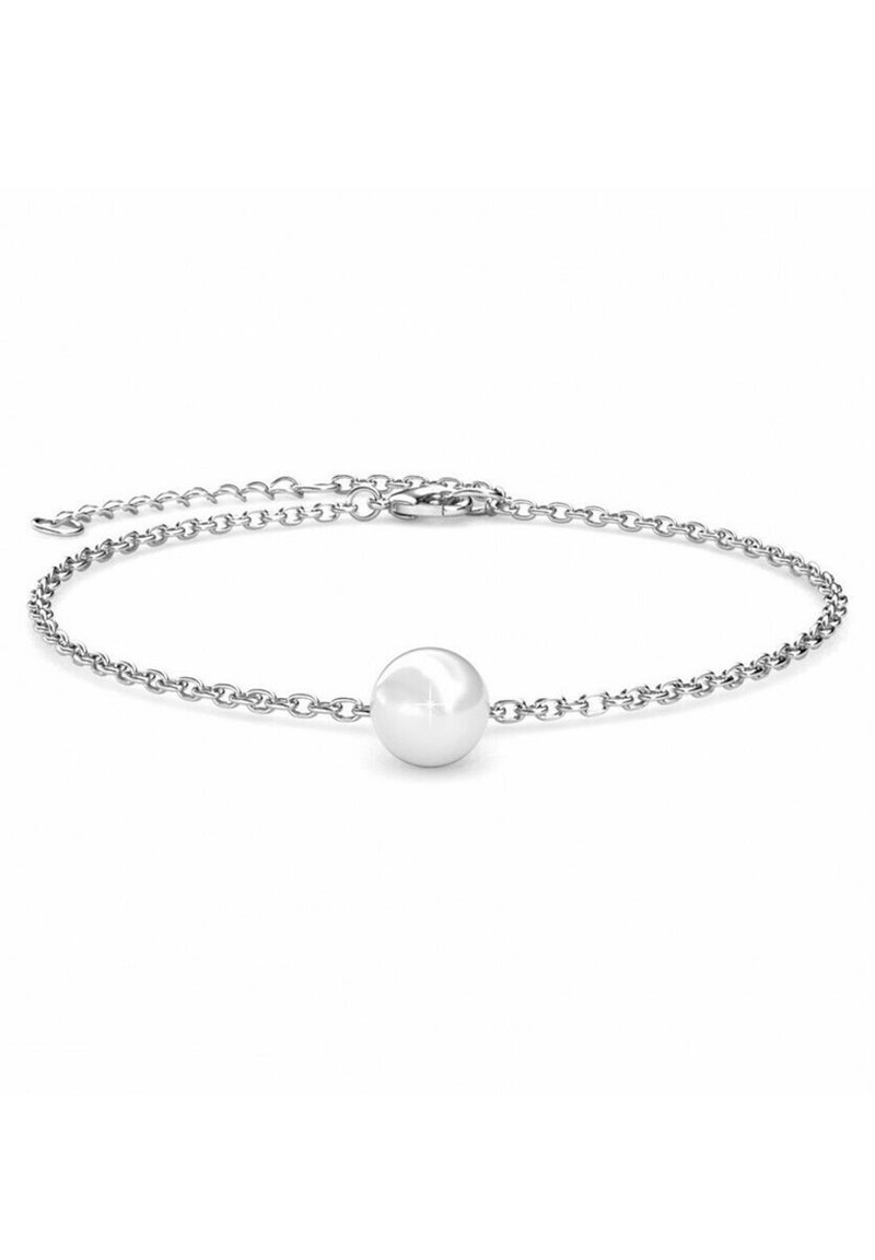 Bracciale in chain d'argento con una singola perla bianca rotonda al centro, superficie liscia e finitura lucida, con chiusura a moschettone.