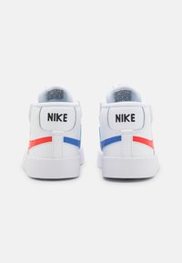 Nike Sportswear BLAZER MID '77 UNISEX - Sapatilhas de cano alto - white/habanero red/medium blue/black