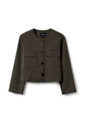 Giacca corta verde oliva scuro con maniche lunghe, scollo rotondo, quattro bottoni frontali e due grandi tasche con pattina sul petto.