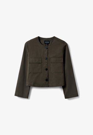 Giacca corta verde oliva scuro con maniche lunghe, scollo rotondo, quattro bottoni frontali e due grandi tasche con pattina sul petto.