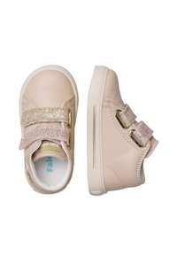 Sneakers beige in pelle per bambini con due cinturini in velcro glitterati oro e rosa, mostrati in vista dall'alto e di lato su sfondo bianco.