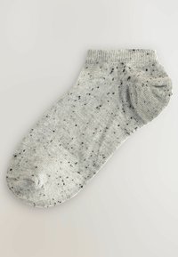 Grau ankle Socke mit einem gesprenkelten Muster, hergestellt aus weichem, dehnbarem Stoff. Verfügt über einen gerippten Bund und ein abgerundetes Zehen-Design.