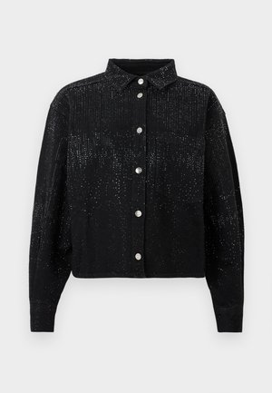 Melna krekla ar apkakli, kas izgatavota no teksturēta auduma un rotāta ar izkaisītiem sudraba akcentiem, divām priekšējām kabatām un piegrieztām piedurknēm.