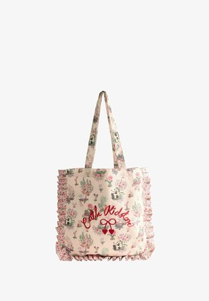 Liela auduma soma ar ziedu un pandu rakstu, sarkana izšūta "Cath Kidston" uzraksta, divām rokturiem un gaiši rozā volānveida apdari uz krēmkrāsas fona.