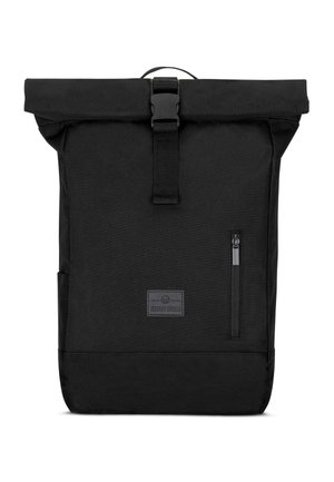 Schwarzer Rolltop-Rucksack aus strapazierfähigem Stoff mit einer vorderen Reißverschlusstasche, verstellbaren Trägern und einem Markenpatch am unteren Bereich.