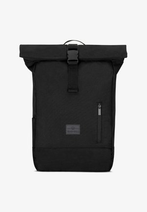 Zwarte roll-top rugzak gemaakt van duurzaam stof, met een voorvak met rits, verstelbare riemen en een merknaamlabel aan de onderkant.