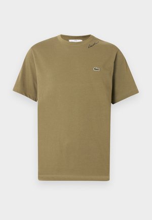 Olivovo zelené unisex tričko s krátkym rukávom a okrúhlym výstrihom, s malým vyšívaným logom krokodíla na hrudi a nápisom „Lacoste“ pri golieri.
