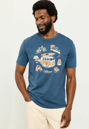 Blaues Baumwoll-T-Shirt mit einem Vintage-Grafikdesign, das einen Van, ein Fahrrad, ein Kajak und ein Zelt zeigt. Kurze Ärmel, Rundhalsausschnitt und weiche Textur.