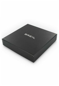 Sort rektangulær boks med mat overflade. Forsiden viser ordet "BREIL" i hvid, sans-serif skrift. Enkel, ren design.