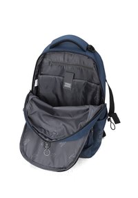Zaino in tessuto blu con interno grigio. Presenta una chiusura con zip, una tasca esterna e scomparti interni per l'organizzazione.