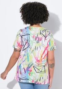 Multifarvet t-shirt med korte ærmer og abstrakte mønstre i pastelnuancer, med rund halsudskæring og en løs pasform, lavet af letvægtsstof.