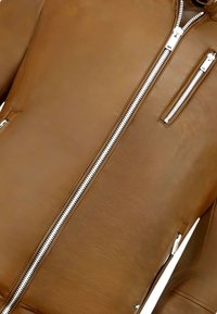 Bruine leren jas met een voorkant met ritssluiting en een extra ritszak. De textuur is glad met een slank ontwerp en zilveren hardware accenten.