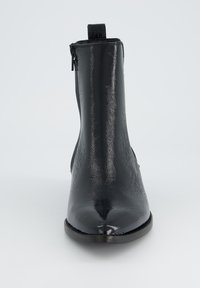 Schwarze Knöchelboots mit glänzender Lackoberfläche, spitzem Zehenbereich, Zugschlaufe hinten und seitlichem Reißverschluss, mit glatter Textur.