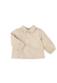 Camisa de cuadros en color marrón claro, con mangas largas, cuello con solapa y cierre de botones. Tejido suave con un ajuste ligeramente holgado.