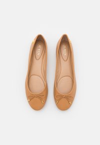 Ballerine in pelle color tan con punta arrotondata, design minimalista, dettaglio a fiocco davanti e accenti dorati sui talloni.