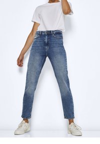 Högmidjade blå denimjeans med smal passform, med framfickor, lätt slitningar och en klassisk rak benform.