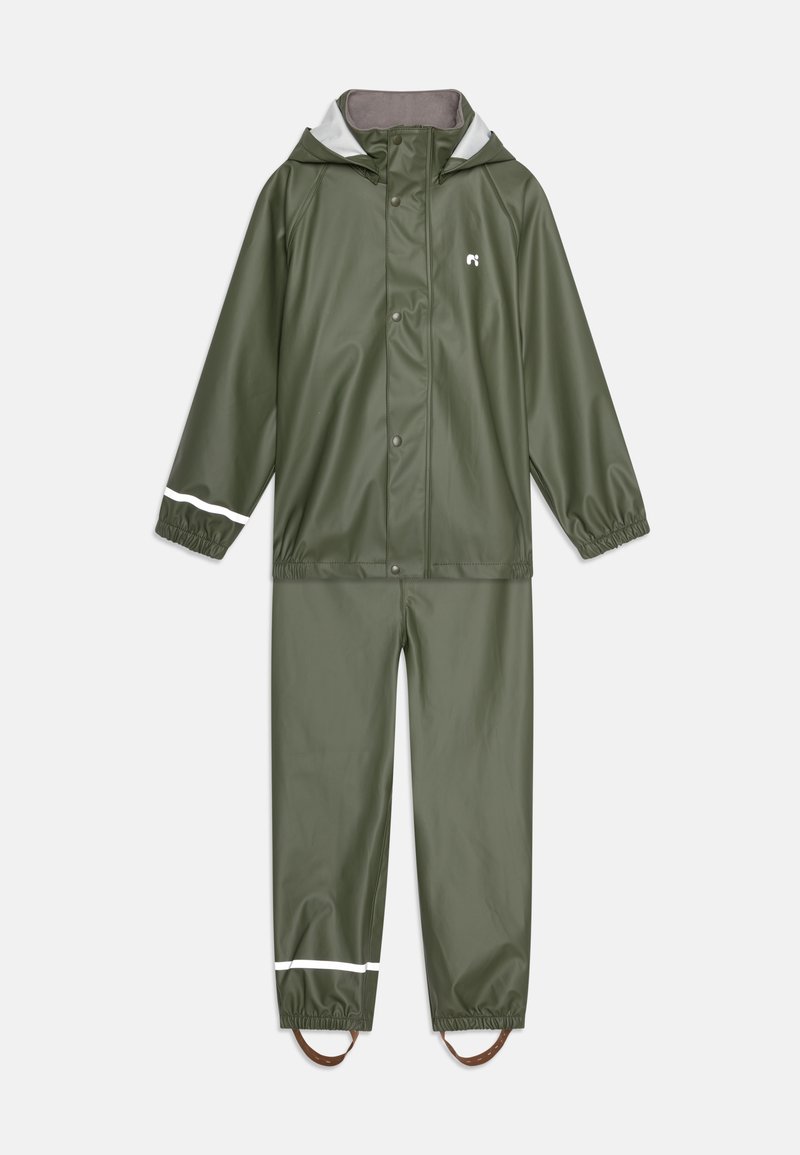 Groen waterdicht regenpak van glanzend materiaal, met een capuchon, elastische manchetten en reflecterende witte accenten op de mouwen en broek.