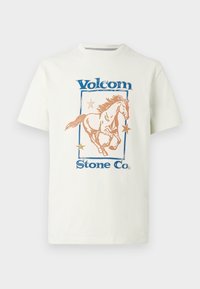 Λευκό βαμβακερό T-shirt με γραφικό ενός αλόγου σε γαλοπ, μπλε κείμενο "Volcom" και πορτοκαλί αστέρια μέσα σε ορθογώνιο περίγραμμα.
