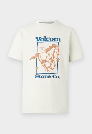 Hvit bomulls-T-skjorte med grafikk av en galopperende hest, blå "Volcom"-tekst og oransje stjerner innenfor en rektangulær ramme.