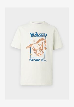 Valge puuvillane T-särk, millel on joonistus galopiseerivast hobusest, sinise värviga "Volcom" tekst ja oranžid tähed ristkülikukujulise joonpildi sees.