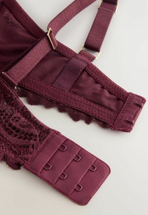 Bordeaux beha met kantdetails en gegolfde randen. Brede bandjes en haak-en-oogsluiting. Glad materiaal met gestructureerde accenten.