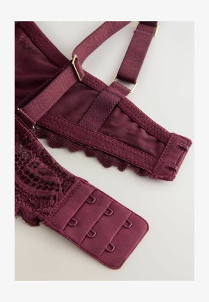 Burgundin rintaliivit, joissa on pitsiyksityiskohtia ja aaltoilevat reunat. Leveät hihnat ja koukku- ja silmukkakiinnitys. Sileä kangas, jossa on teksturoidut vivahteet.