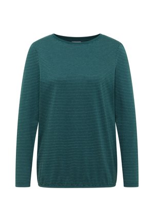 Camisa de manga larga color verde bosque con finas rayas horizontales y un escote redondo.