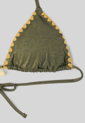 Haut de bikini triangulaire vert olive pailleté avec bordure jaune festonnée et bretelles ajustables sur un fond gris clair.
