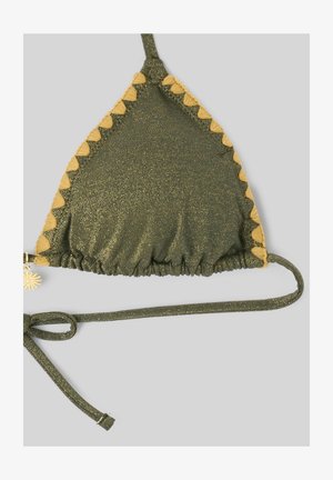 Haut de bikini triangulaire vert olive pailleté avec bordure jaune festonnée et bretelles ajustables sur un fond gris clair.