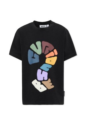 Czarny t-shirt z krótkim rękawem z kolorowymi, puszystymi literami tworzącymi na przodzie duży znak zapytania.