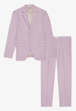 Completo in lavanda chiaro con blazer monopetto a due bottoni, rever a punta e pantaloni abbinati con una texture liscia.