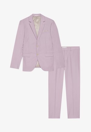 Světle levandulový oblek, který zahrnuje jednořadý blazer se dvěma knoflíky, klopovými límci a odpovídající kalhoty s hladkou texturou.
