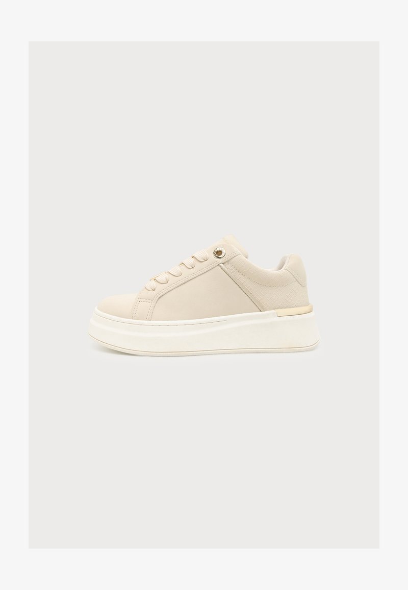 Μπεζ sneaker χαμηλού προφίλ με παχύ λευκό πάτο, κορδόνια μπροστά και μαλακό γιακά με υφασμένο μοτίβο στην περιοχή της φτέρνας.