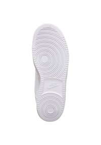 Semelle de sneaker blanche avec un motif circulaire texturé. Présente un logo Nike proéminent et des bords surélevés pour une meilleure adhérence.