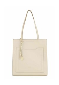 Sac fourre-tout beige clair en cuir avec deux longues anses, une poche avant et un détail de sangle ornée d'un charm rond en or.