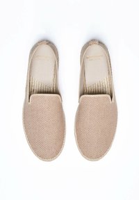 Beige instapschoenen gemaakt van textuurstof, met een geweven jute zool en een soepele binnenvoering met subtiele gestreepte patronen.