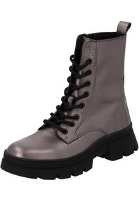 Stivale da combattimento in grigio metallico con laccio, finitura testurizzata, lacci neri e una suola piatta nera spessa. Presenta un manico al retro.