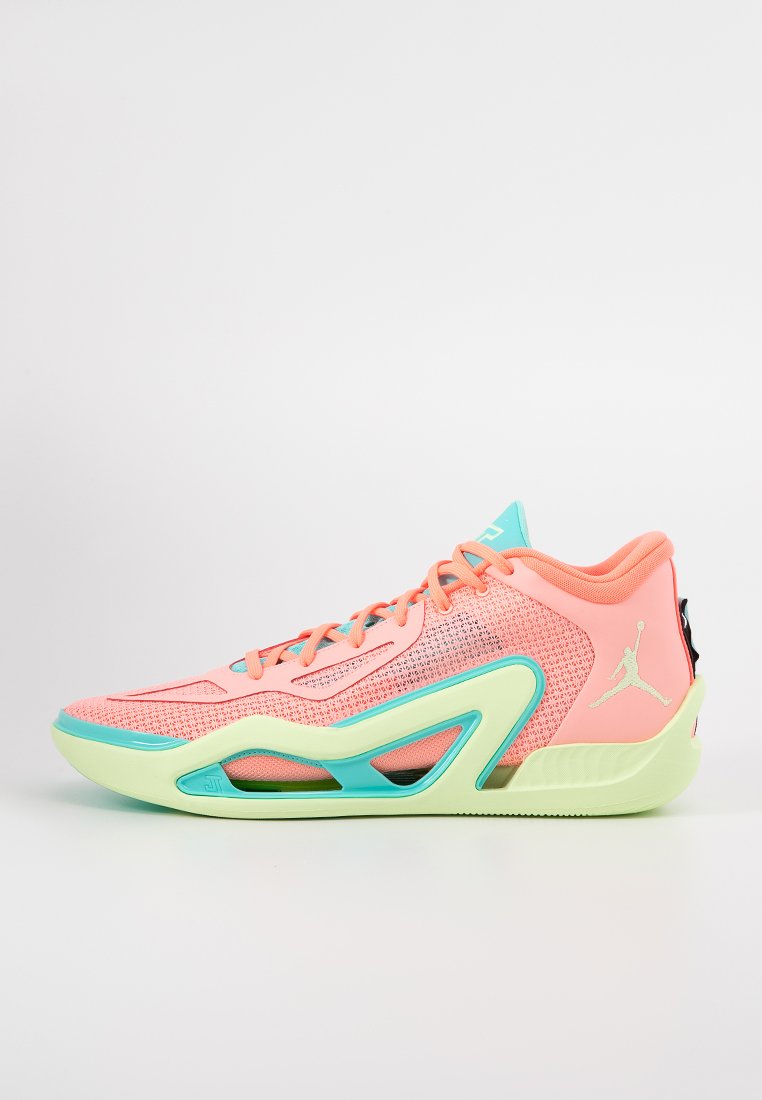 Zapatillas deportivas de media altura en color rosa y turquesa con parte superior de malla y perforaciones, logo Jumpman blanco en el talón y suela acolchada.