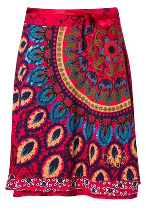 Spódnica w wielobarwnych odcieniach na czerwonym tle, zdobiona misternymi wzorami kwiatów i liści w niebieskich, zielonych i złotych akcentach; zawiązywana w pasie.