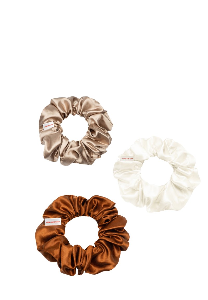 Set van drie satijnen scrunchies: lichtbeige, wit en donkerbruin. Elk heeft een gerimpelde textuur en behoudt een cirkelvormige vorm.