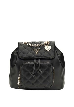 Sac à dos Guess en cuir noir matelassé avec poche zippée à l'avant, fermeture par cordon, anse chaîne dorée et breloque en forme de cœur.