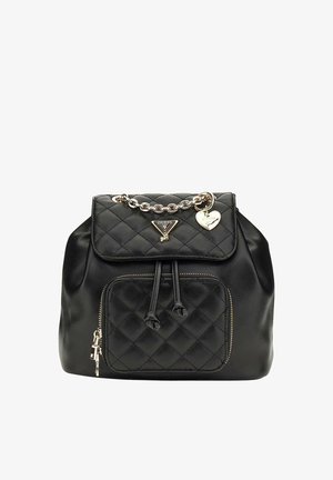 Sac à dos Guess en cuir noir matelassé avec poche zippée à l'avant, fermeture par cordon, anse chaîne dorée et breloque en forme de cœur.
