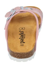 Rosa sandaler med en fotbädd i kork och vit yttersula. Har justerbar metallspänne och tryckt mönster, inklusive stjärnor och tecknade figurer.